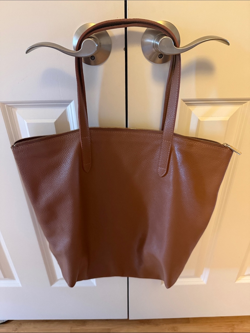 Cuyana Classic Leather Zipper Tote